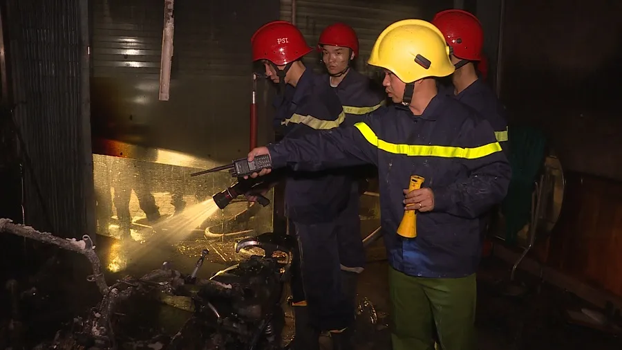 Lực lượng PCCC nỗ lực dập tắt đám cháy