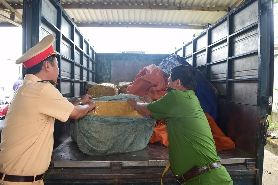 Xe tải chở sụn gà không rõ nguồn gốc