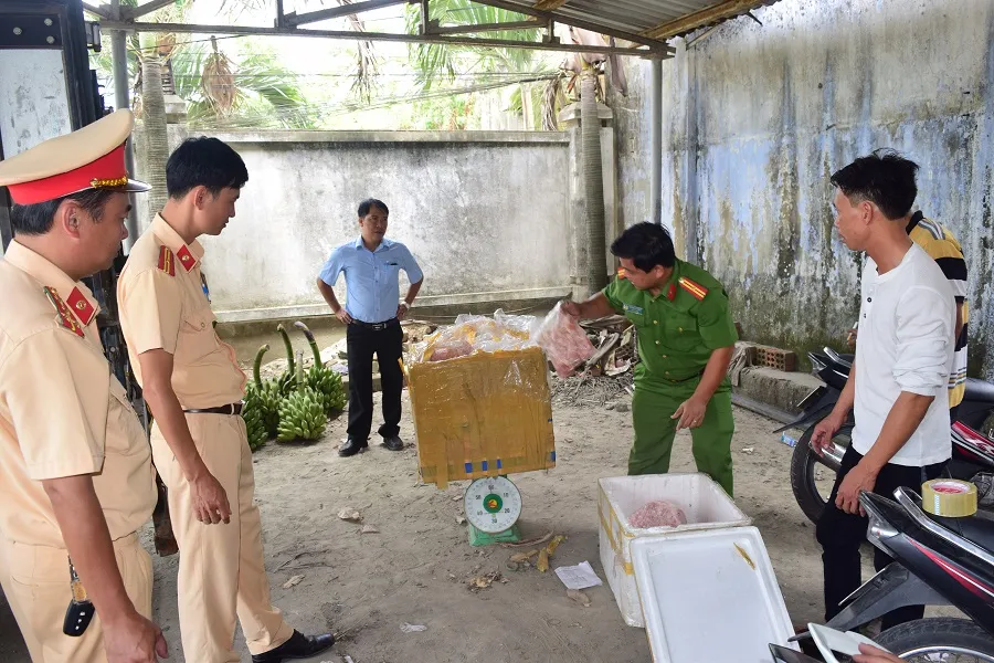 Bắt ô tô chở hơn 840kg sụn gà không rõ nguồn gốc ảnh 1