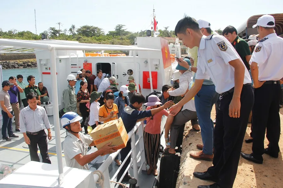 Đưa vào hoạt động tàu vận chuyển hành khách ra đảo Cồn Cỏ ảnh 2