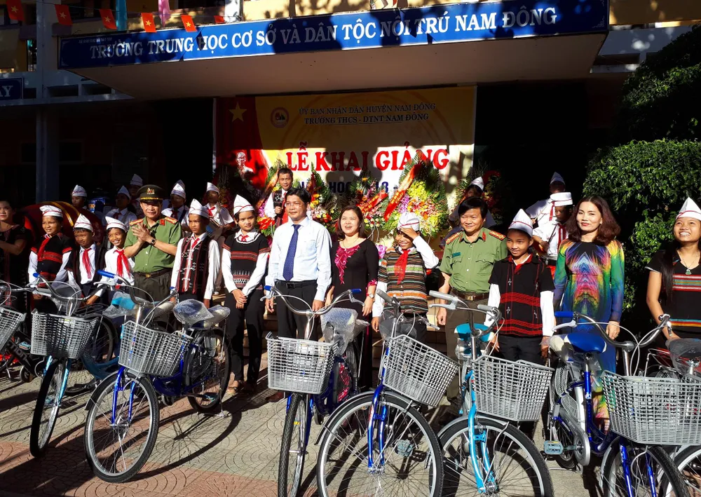 Hàng ngàn suất quà cho học sinh nghèo nhân ngày khai giảng ảnh 1