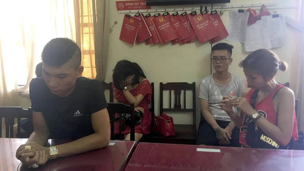 Các đối tượng thuê phòng karaoke chơi ma túy tại cơ quan Cảnh sát