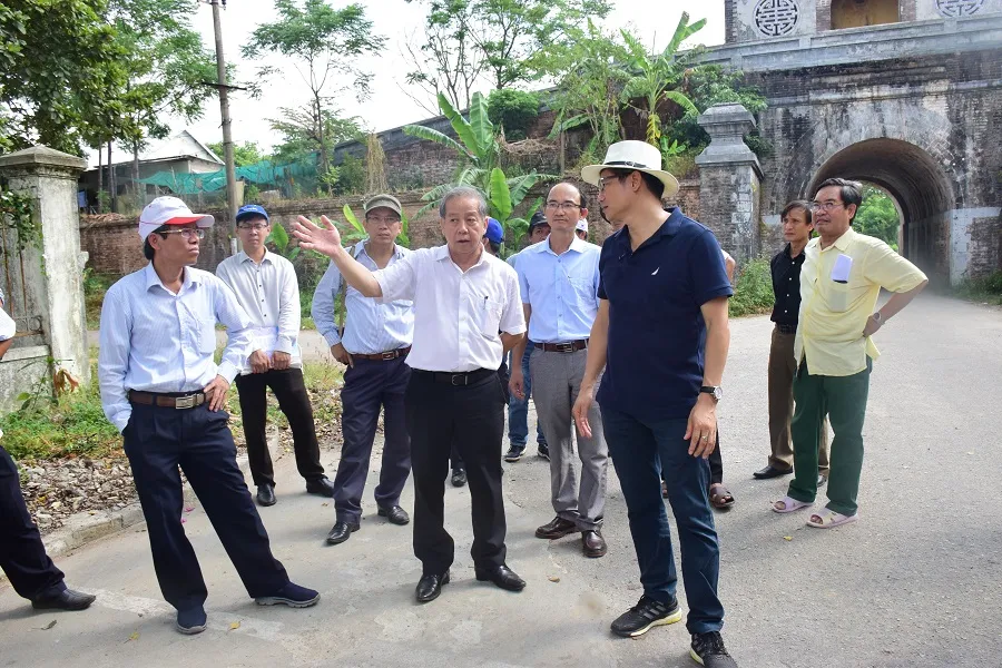 Chủ tịch UBND tỉnh Thừa Thiên-Huế đến với người dân sống “treo” trên Kinh thành Huế ảnh 2