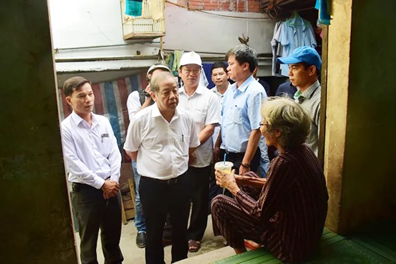 Chủ tịch UBND tỉnh Thừa Thiên-Huế đến với người dân sống “treo” trên Kinh thành Huế ảnh 1