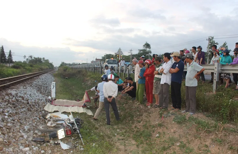 Qua đường thiếu quan sát, người đàn ông bị tàu hỏa tông văng hơn 20m ảnh 1