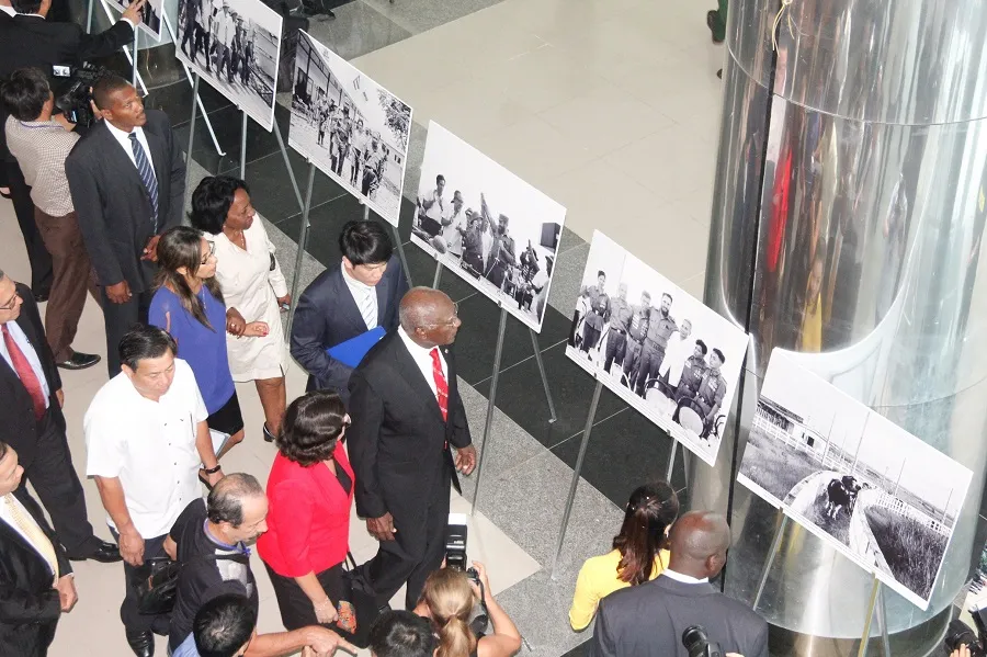 Trưng bày ảnh nhân Kỷ niệm 45 năm ngày lãnh tụ Fidel Castro thăm vùng giải phóng Quảng Trị ảnh 1