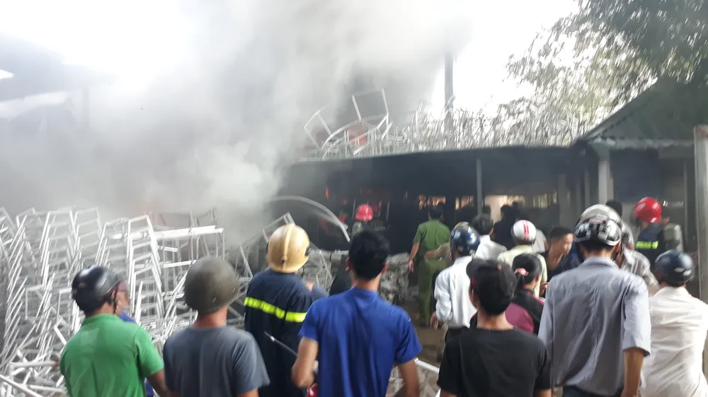 CLIP: Hiện trường vụ cháy nổ tại xưởng đan ở Huế ảnh 4