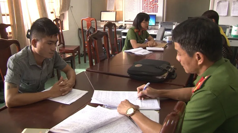 Bắt đối tượng thuê 2 ô tô, làm giả giấy tờ đem cầm cố và bán ảnh 2