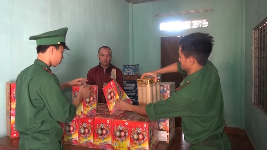 Đối tượng Nguyễn Danh Đông cùng tang vật.