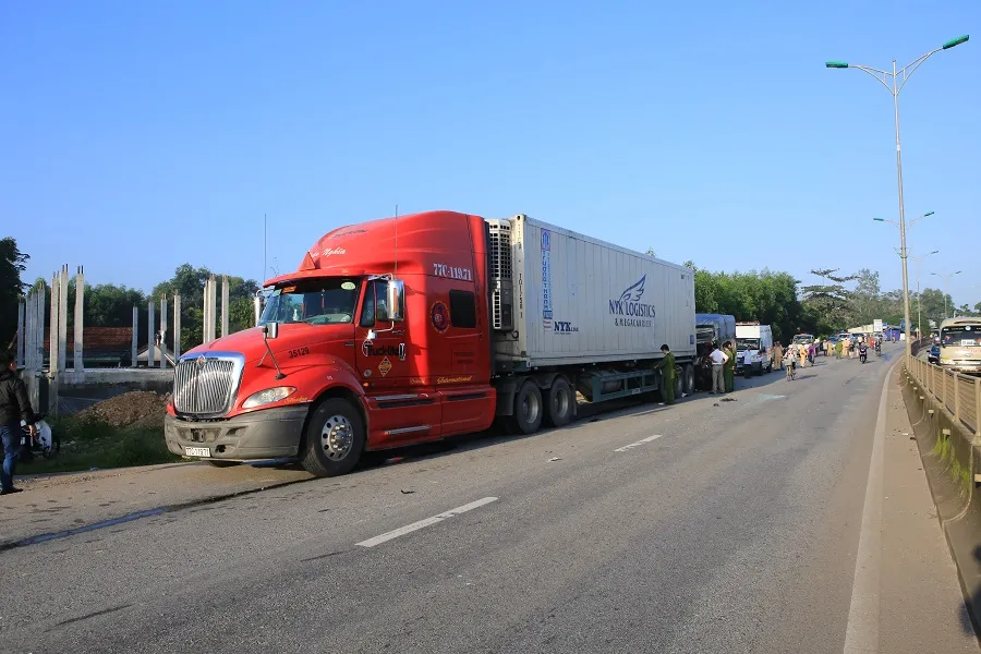 Ô tô húc nhau, 2 người tử vong tại chỗ ảnh 1