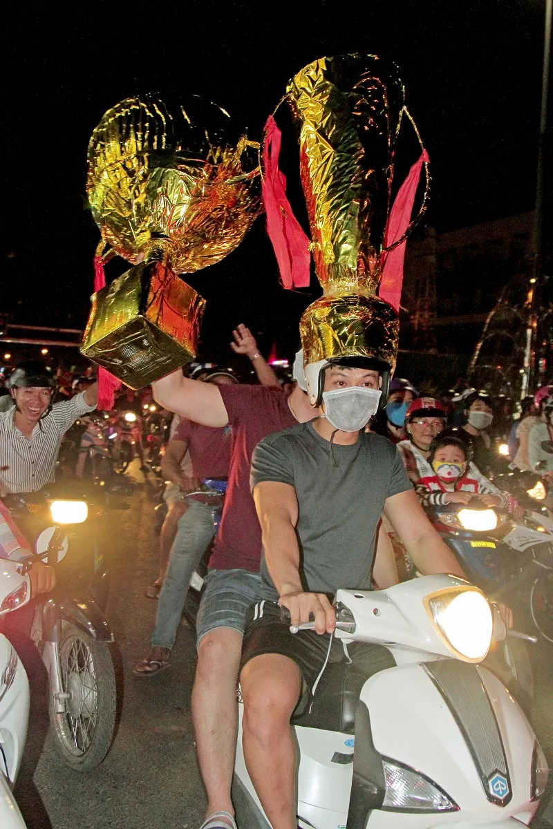 Nức lòng khi Việt Nam vào Chung kết AFF Cup ảnh 14