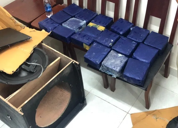 19 kg ma túy đá ngụy trang trong loa thùng nghe nhạc.