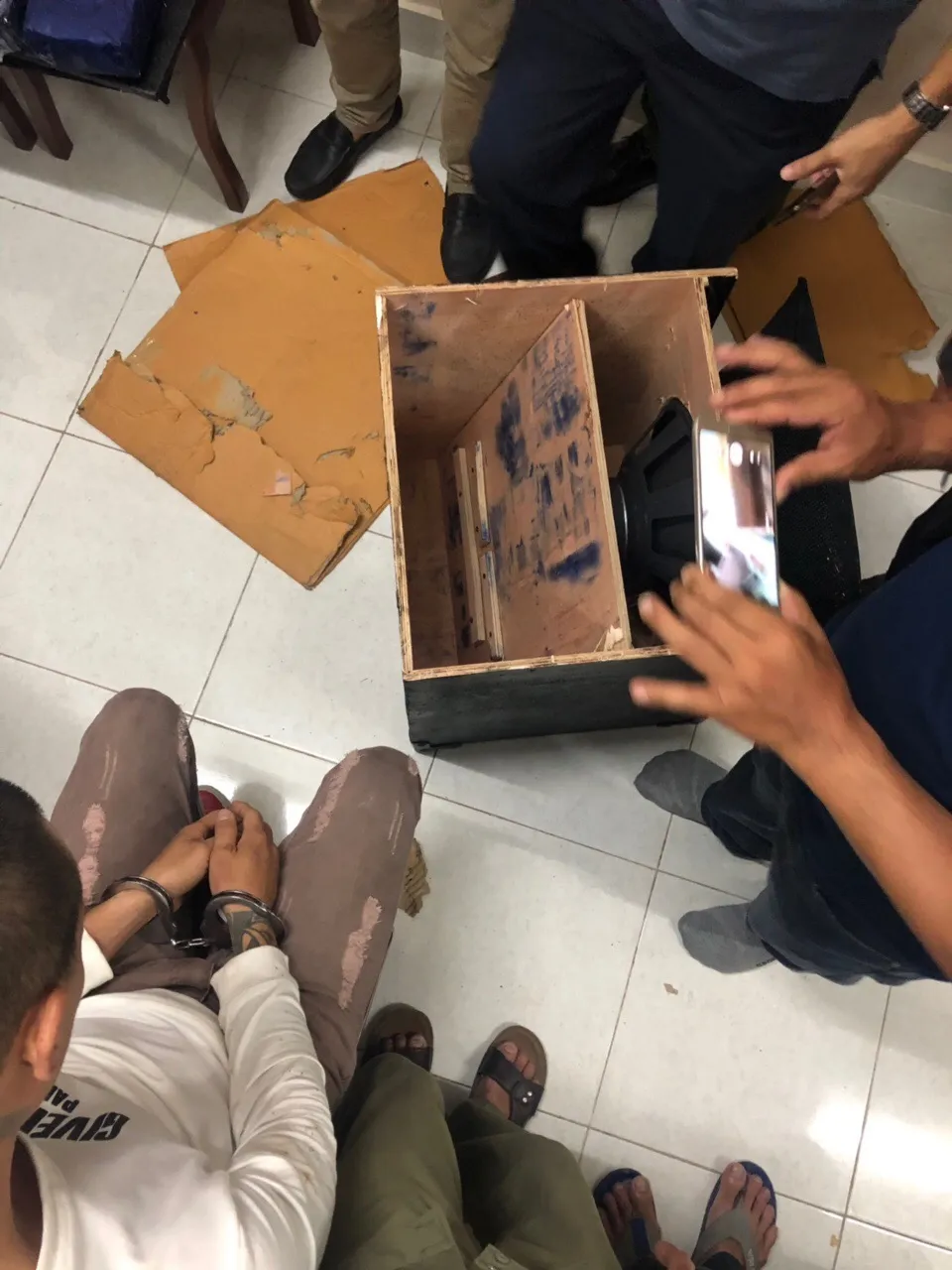 Bắt 2 đối tượng dùng loa thùng ngụy trang 19kg ma túy đá   ảnh 1