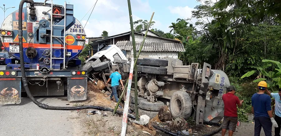 Giải cứu xe chở 15 tấn nhựa đường húc nhà dân ảnh 2