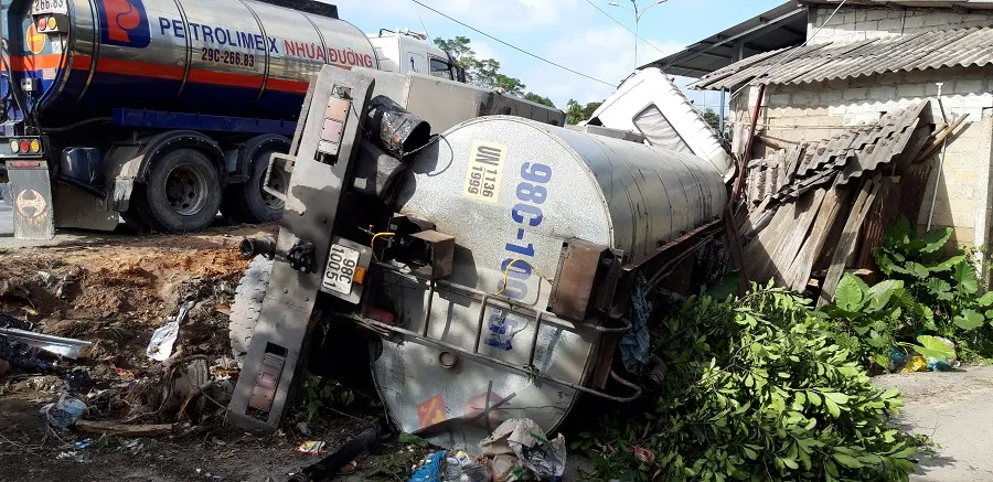 Giải cứu xe chở 15 tấn nhựa đường húc nhà dân ảnh 1