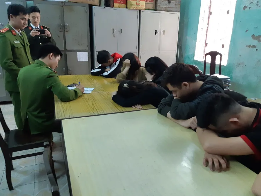 Đột nhập quán cắt tóc bắt 13 đối tượng chơi ma túy  ảnh 1