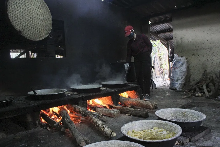 Làng Kim Long đỏ lửa rim mứt gừng ảnh 2