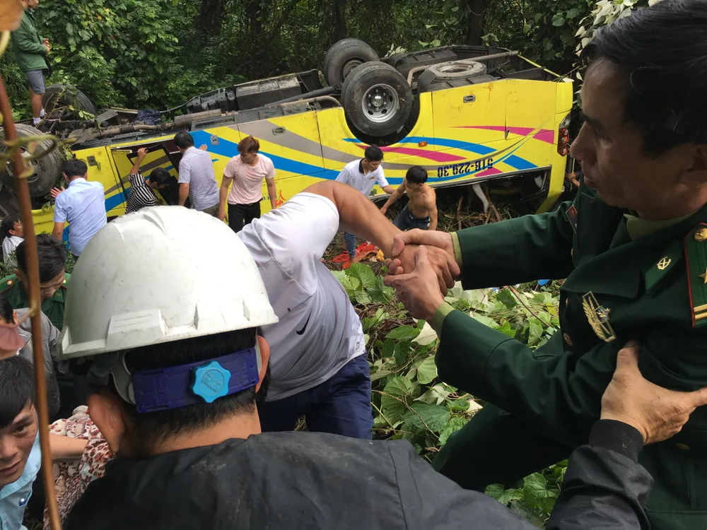 Xe khách rơi xuống vực đèo Hải Vân, 1 người chết, 21 người bị thương ảnh 12