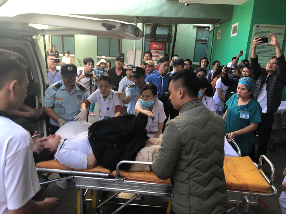 Xe khách rơi xuống vực đèo Hải Vân, 1 người chết, 21 người bị thương ảnh 6