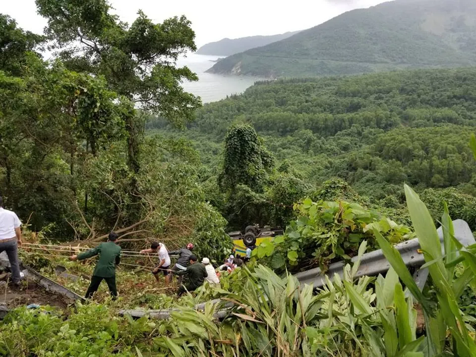 Xe khách rơi xuống vực đèo Hải Vân, 1 người chết, 21 người bị thương ảnh 2