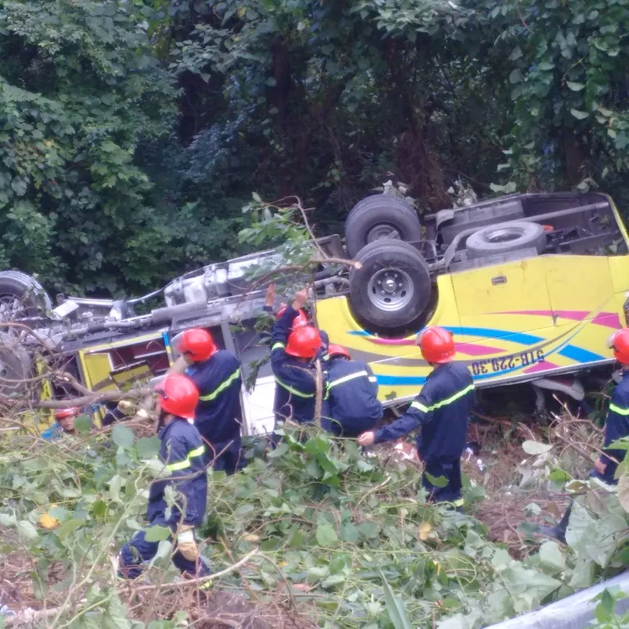 Xe khách rơi xuống vực đèo Hải Vân, 1 người chết, 21 người bị thương ảnh 24