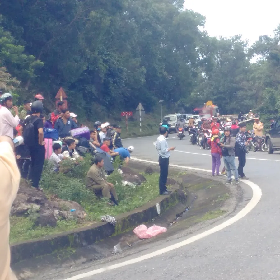 Xe khách rơi xuống vực đèo Hải Vân, 1 người chết, 21 người bị thương ảnh 26