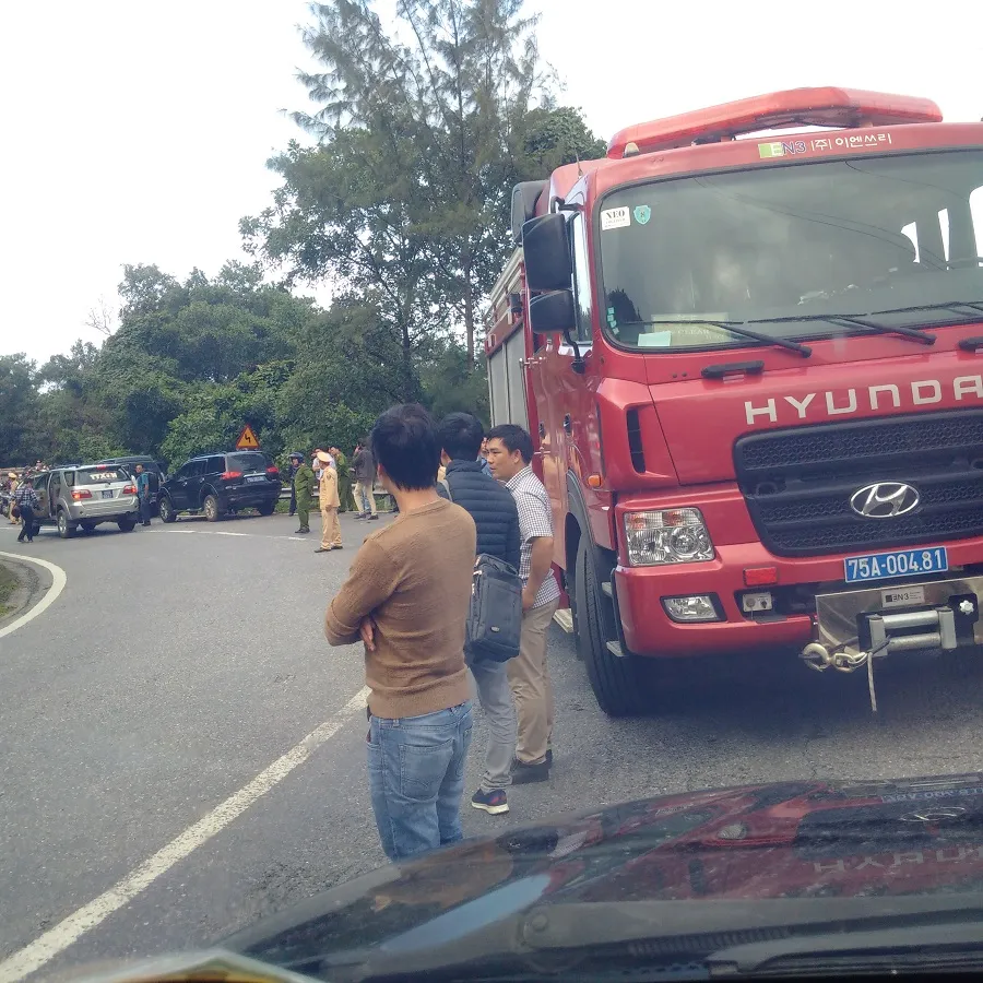 Xe khách rơi xuống vực đèo Hải Vân, 1 người chết, 21 người bị thương ảnh 27