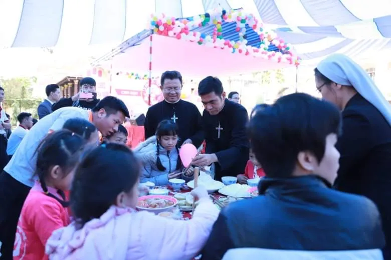 Chương trình Xuân yêu thương tặng quà cho 600 người nghèo, khuyết tật ảnh 2