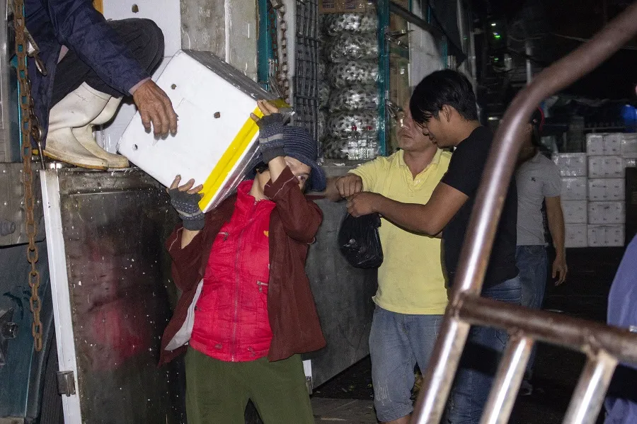 Nhọc nhằn nữ bốc vác chợ Đông Ba ngày giáp Tết  Kỷ Hợi.