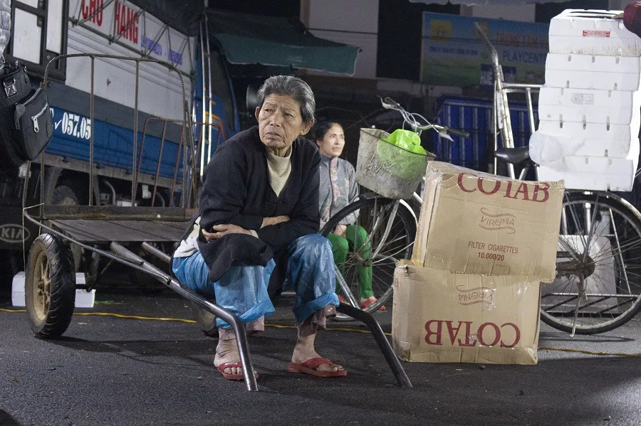 Nhọc nhằn phận nữ bốc vác tại chợ Đông Ba ngày giáp Tết   ảnh 7