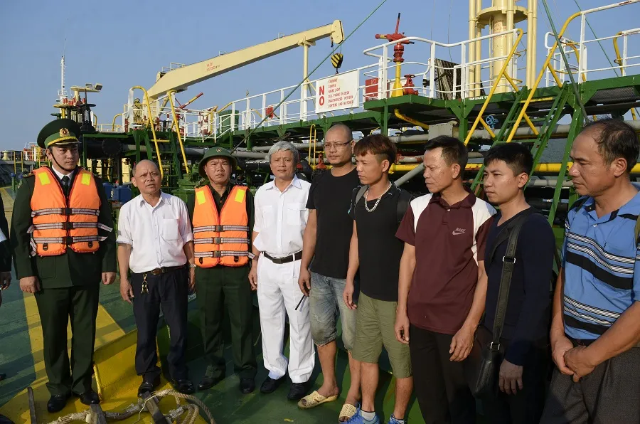 Cứu sống 9 thuyền viên bị chìm tàu giữa biển ảnh 2