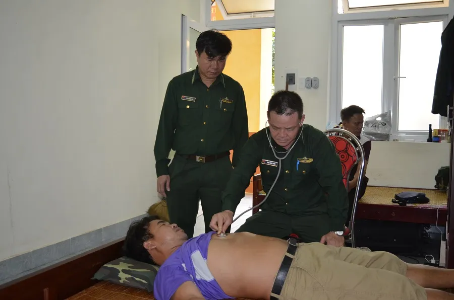 Cứu sống 9 thuyền viên bị chìm tàu giữa biển ảnh 1