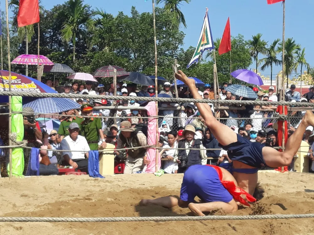 Làng Sình khai hội vật đầu xuân ảnh 1