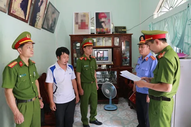 Bắt nguyên hiệu trưởng lừa xin việc, chiếm đoạt gần 900 triệu đồng ảnh 1