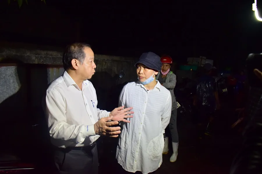 Chủ tịch UBND tỉnh Thừa Thiên – Huế kiểm tra chốt kiểm dịch lúc nửa đêm ảnh 2