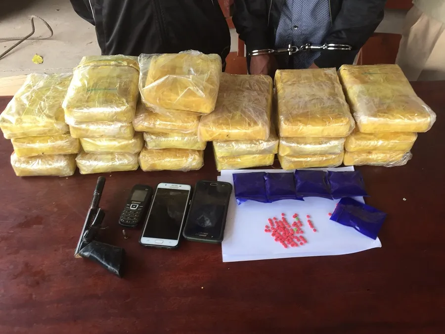 Truy bắt 2 đối tượng cầm súng vận chuyển 118.000 viên ma túy ảnh 2