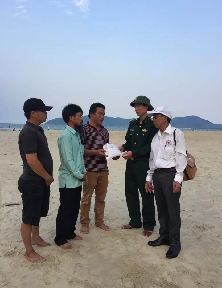 Người xa lạ góp tiền lo hậu sự cho nạn nhân cứu 2 sinh viên đuối nước ảnh 2