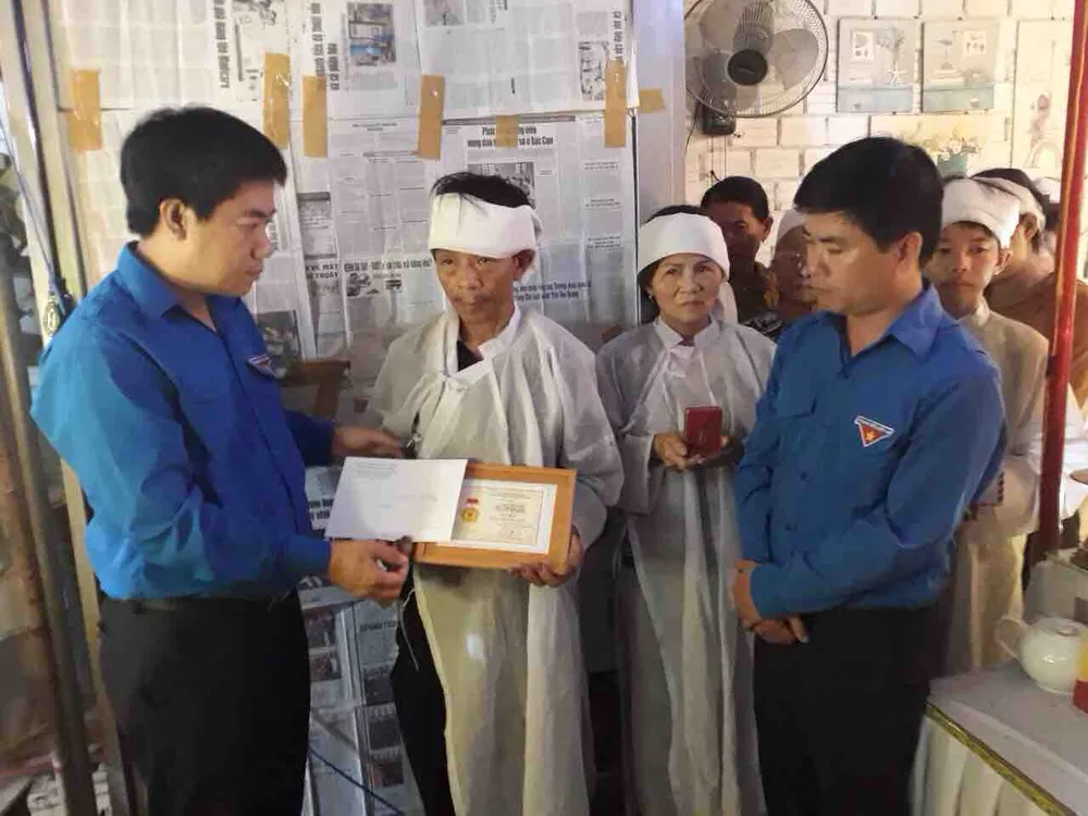 Tặng Huy hiệu “Tuổi trẻ dũng cảm” cho 2 thanh niên cứu sinh viên đuối nước ảnh 2