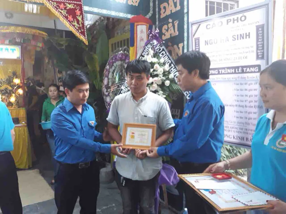 Tặng Huy hiệu “Tuổi trẻ dũng cảm” cho 2 thanh niên cứu sinh viên đuối nước ảnh 1