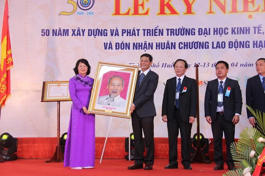 Đại học Kinh tế Huế đón Huân chương Lao động hạng Nhất  ảnh 1