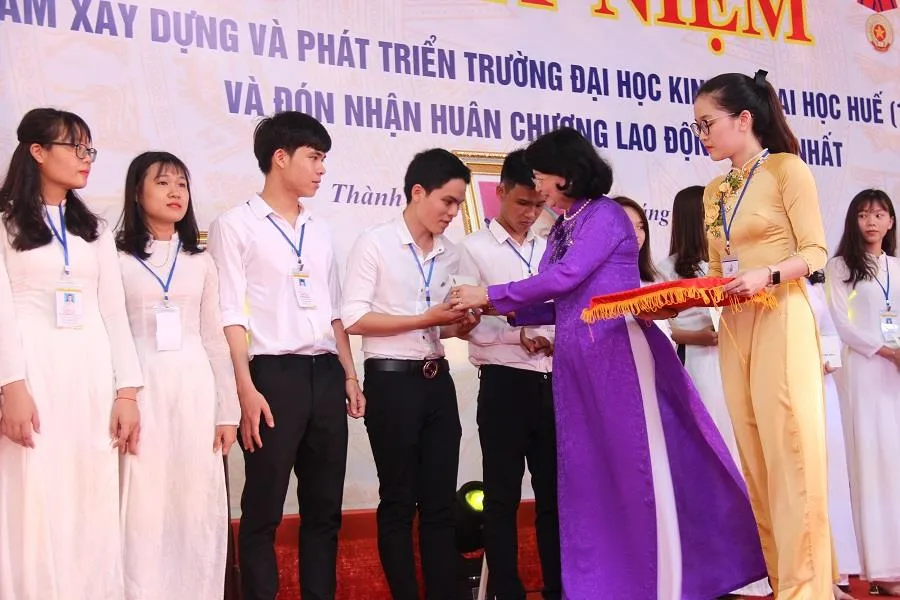Đại học Kinh tế Huế đón Huân chương Lao động hạng Nhất  ảnh 2