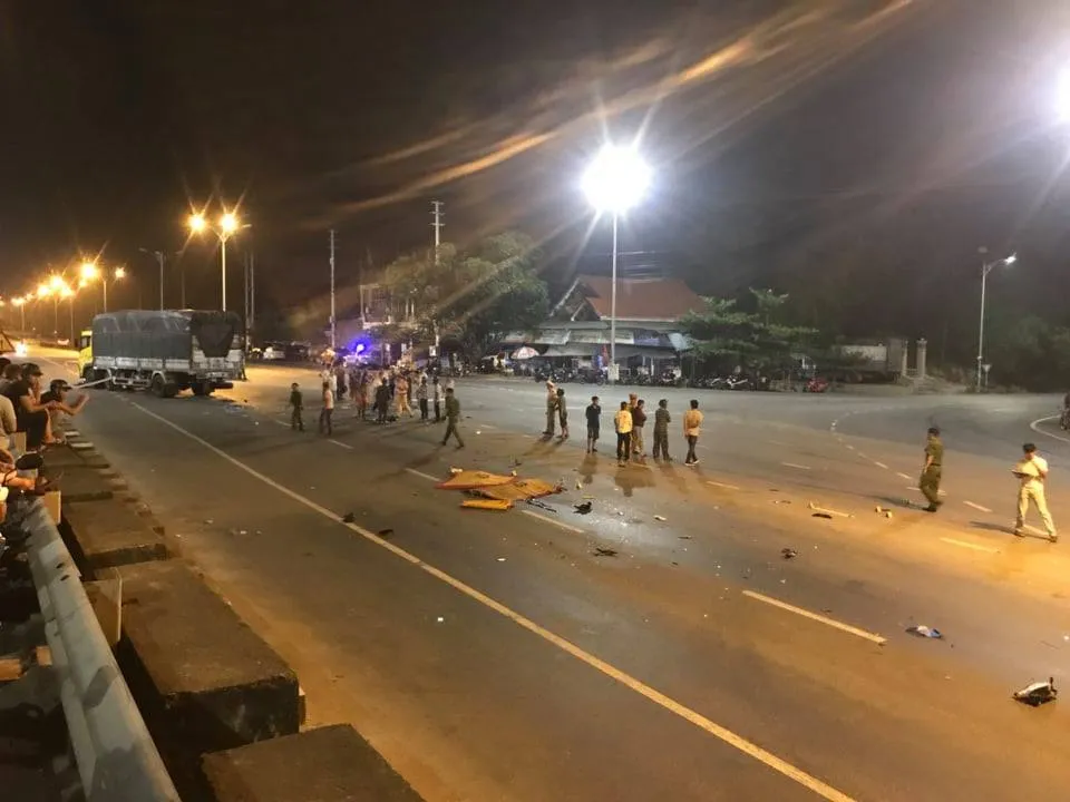 Va chạm giữa ô tô và xe máy, 2 người chết tại chỗ ảnh 1