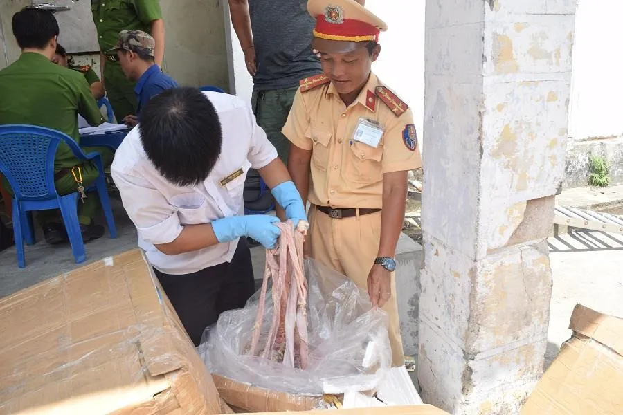 Phát hiện ô tô biển số Lào chở 1,6 tấn nội tạng không rõ nguồn gốc ảnh 2