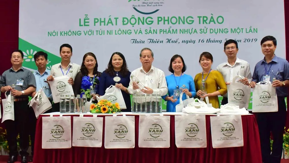 Chủ tịch UBND tỉnh Thừa Thiên - Huế trao túi vải và chai thủy tinh cho cán bộ văn phòng