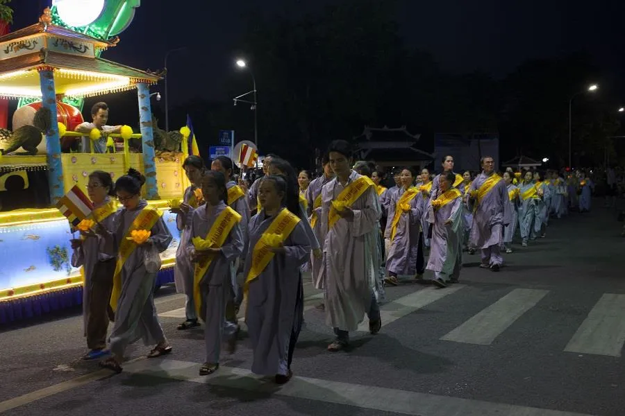 Hàng ngàn người đi bộ 4km rước Phật về cử hành Đại lễ Phật đản ảnh 6