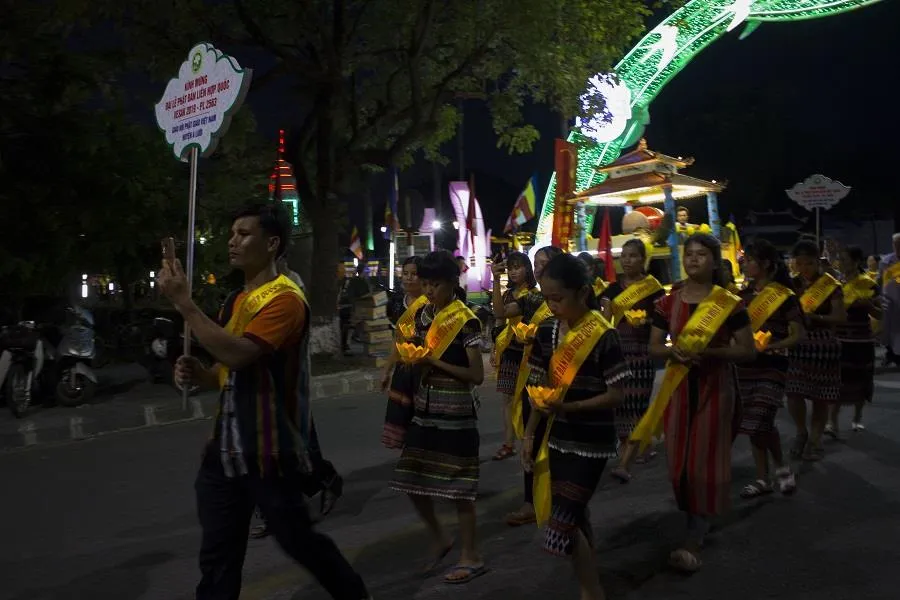 Hàng ngàn người đi bộ 4km rước Phật về cử hành Đại lễ Phật đản ảnh 7