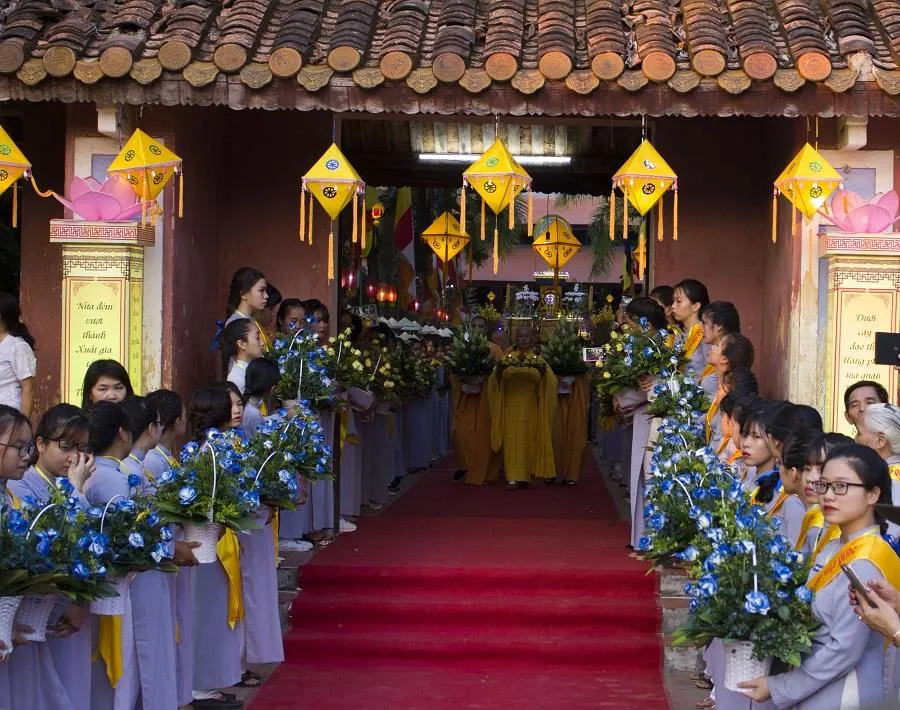 Hàng ngàn người đi bộ 4km rước Phật về cử hành Đại lễ Phật đản ảnh 2