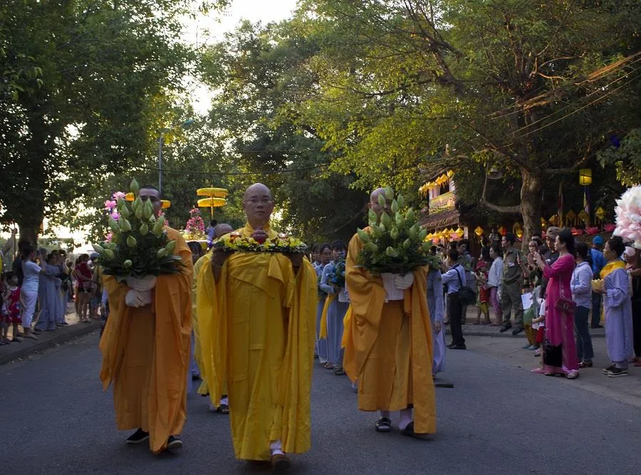 Hàng ngàn người đi bộ 4km rước Phật về cử hành Đại lễ Phật đản ảnh 3
