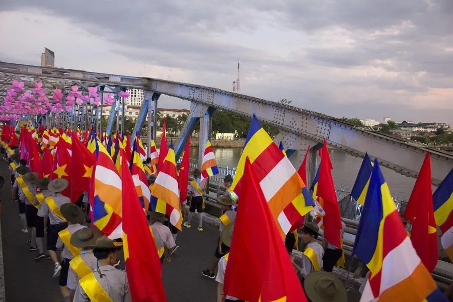 Hàng ngàn người đi bộ 4km rước Phật về cử hành Đại lễ Phật đản ảnh 4