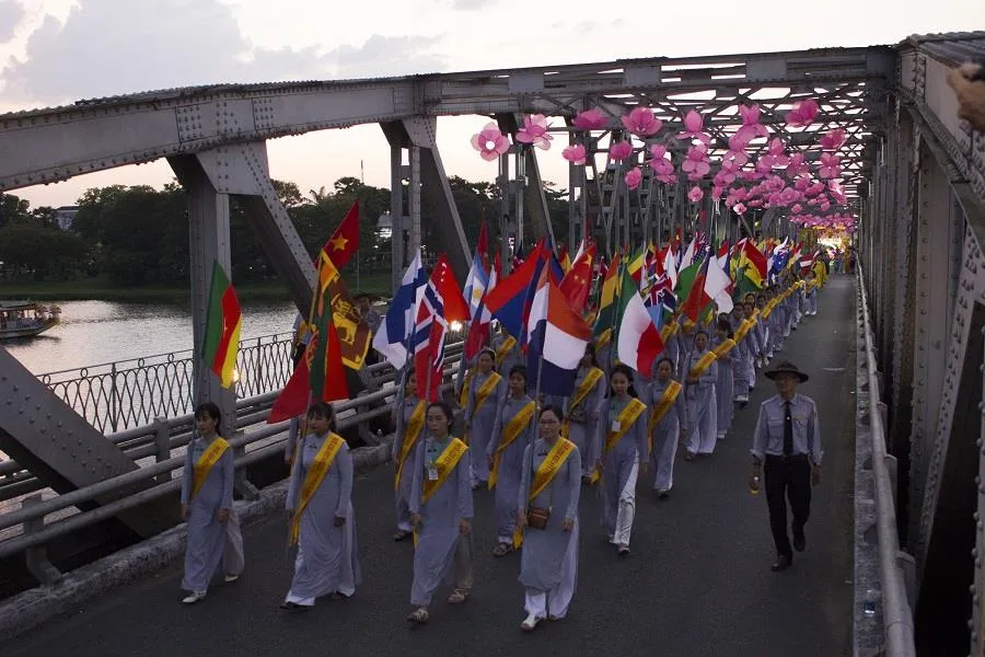 Hàng ngàn người đi bộ 4km rước Phật về cử hành Đại lễ Phật đản ảnh 5